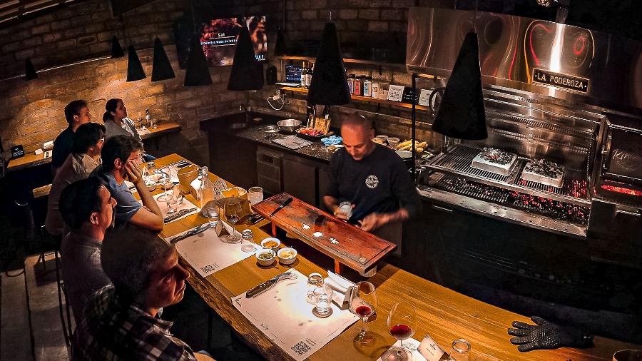 Chef preparando churrasco no Rincón Escondido