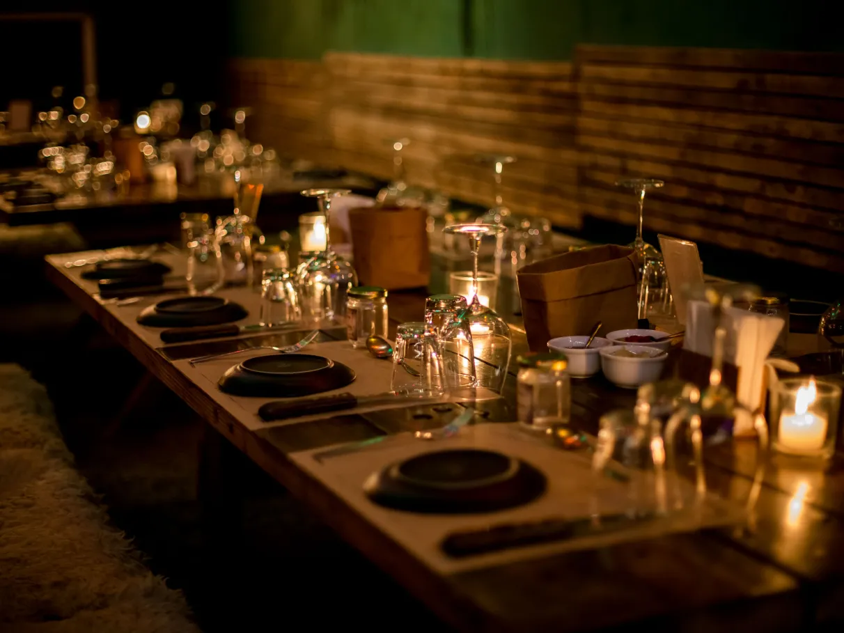 Mesa elegante com velas no Rincón Escondido
