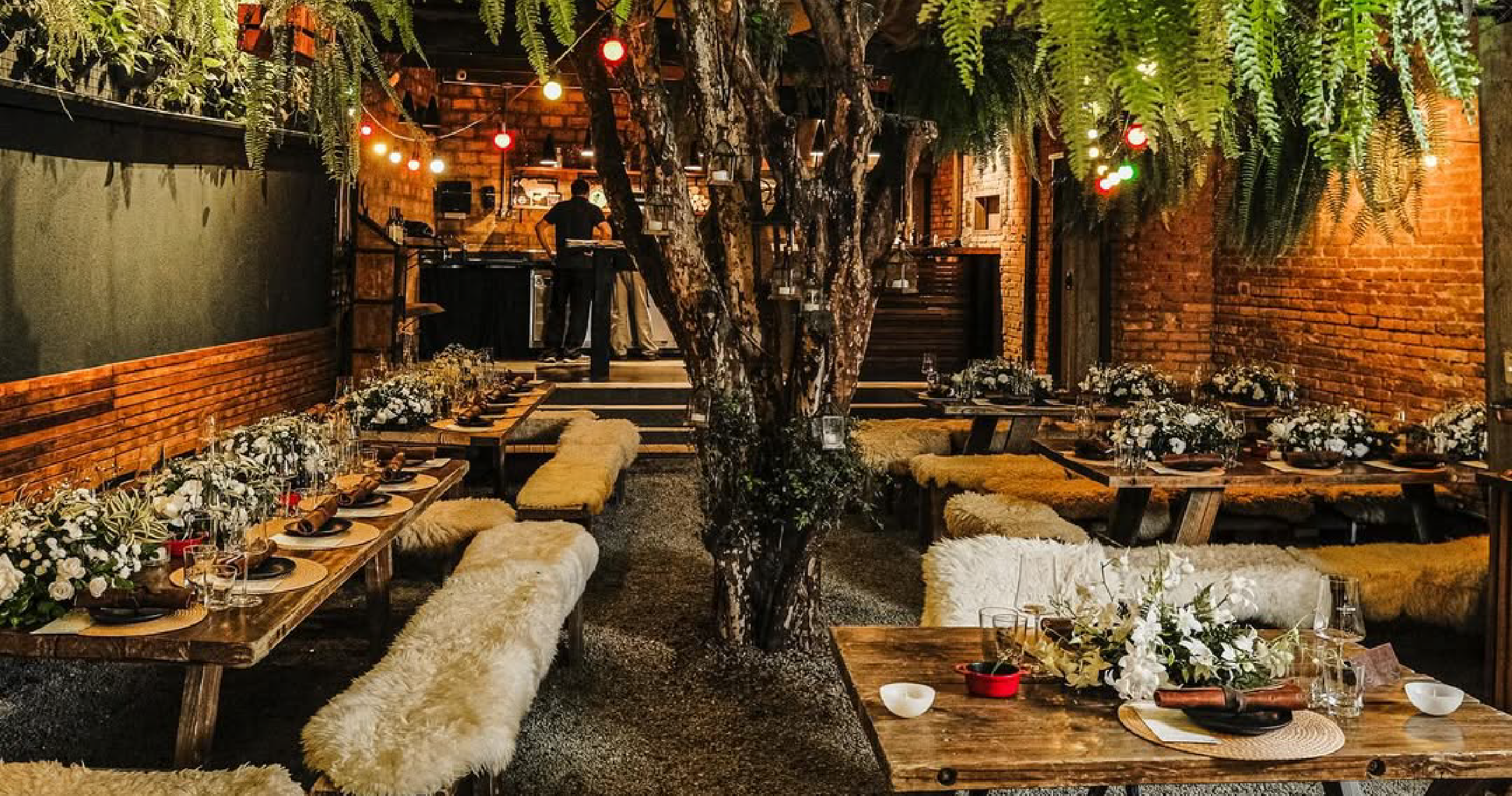 Área externa do Rincón Escondido com mesas e decoração