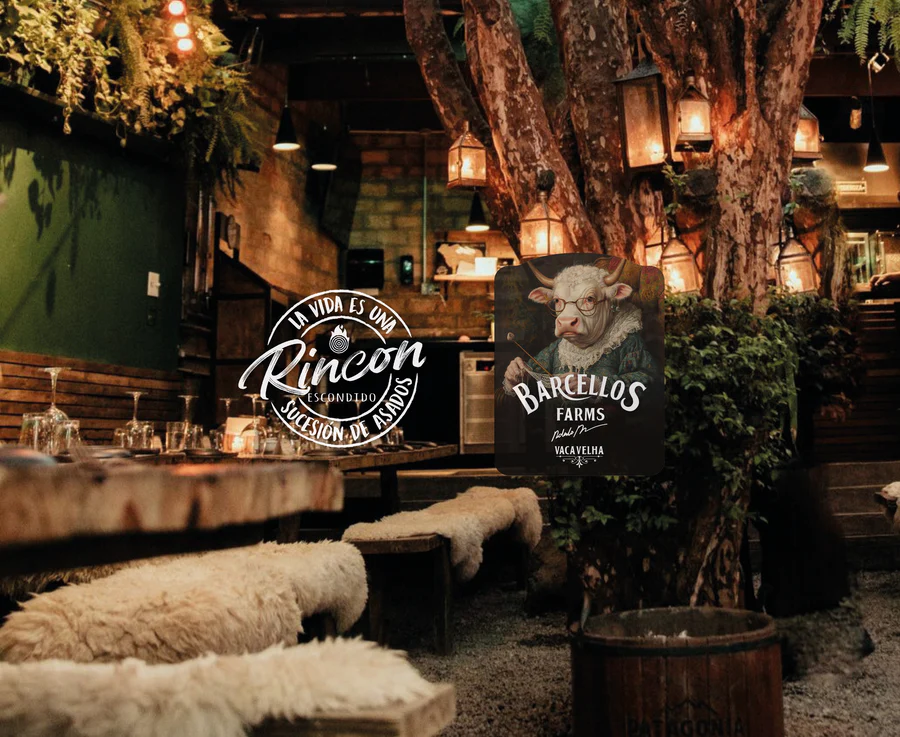 Interior do Rincón Escondido com decoração rústica